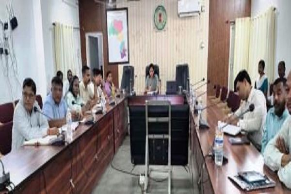 ई-ऑफिस की रफ्तार बढ़ाने, जनशिकायतों के गुणवत्तापूर्ण निराकरण और योजनाओं का लाभ पात्र हितग्राहियों तक पहुंचाए : कलेक्टर