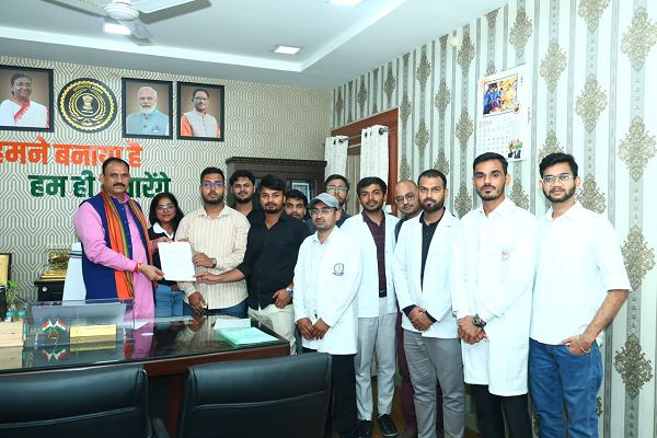 स्वास्थ्य मंत्री श्री श्याम बिहारी जायसवाल से मिले इंटर्न डॉक्टर, आंदोलन स्थगित करने का लिया निर्णय