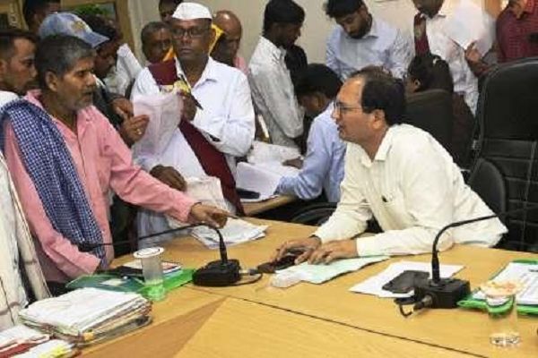 कलेक्टर ने जनदर्शन में सुनी लोगों की समस्याएं, अधिकारियों को दिए त्वरित निराकरण के निर्देश