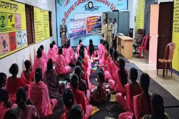महिलाओं को विधिक जानकारी देकर आत्मरक्षा व अधिकारों के प्रति किया गया जागरूक