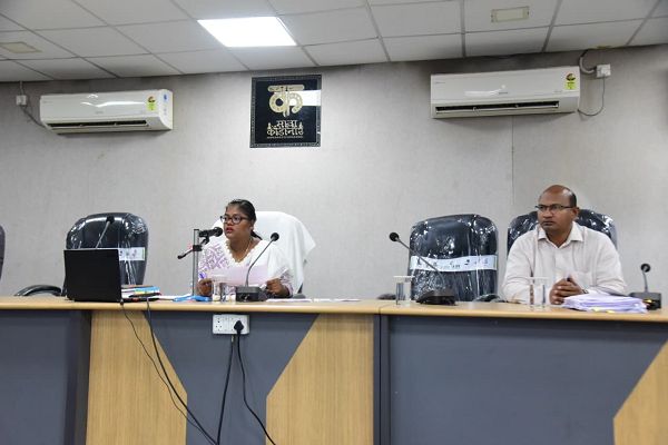 सीएम हेल्पलाइन की शिकायतों का समय-सीमा में गुणवत्तापूर्ण निराकरण सुनिश्चित करें : कलेक्टर