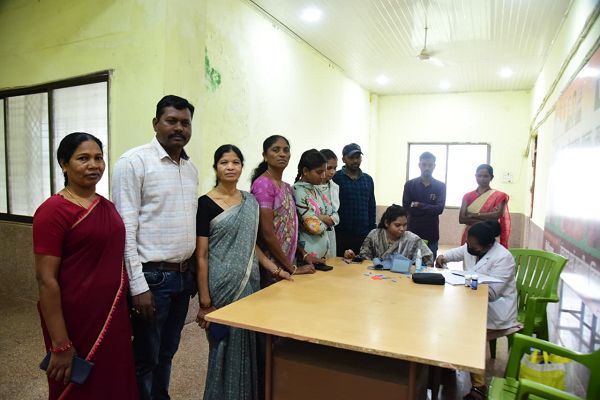 जनदर्शन में पहुंचे आम नागरिकों की हो रही निःशुल्क स्वास्थ्य जांच