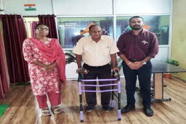 आवेदन के तुरंत बाद मोहम्मद नजीर खान को मिला वॉकर