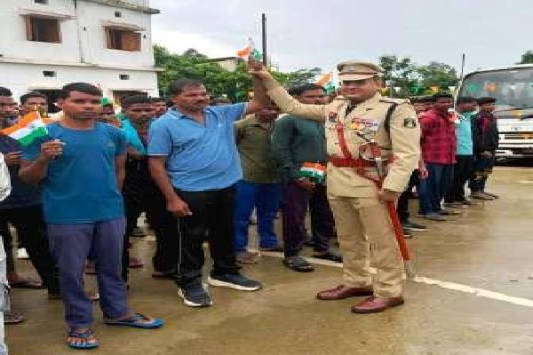 कभी हाथों में थी बंदूक, अब शान से लहराया तिरंगा