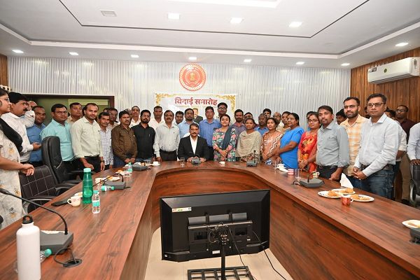 कलेक्टर श्री गोपाल वर्मा को दी गई विदाई   नवीन पदस्थापना पर अधिकारियों-कर्मचारियों ने दी शुभकामनाएं