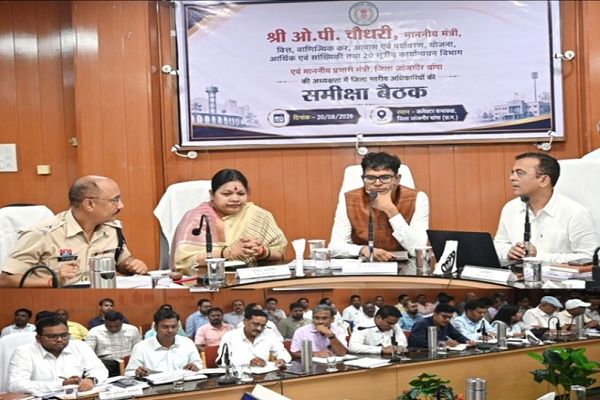 वित्त मंत्री चौधरी ने ली जांजगीर-चांपा के जिला स्तरीय अधिकारियों की समीक्षा बैठक