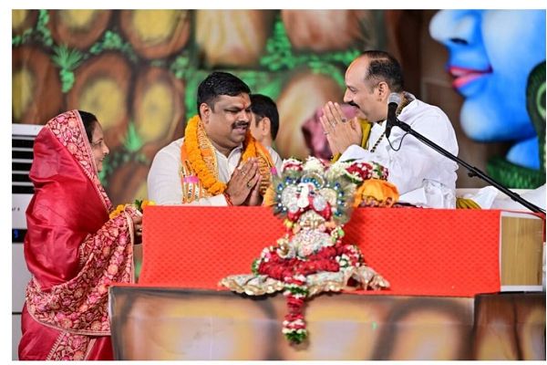 प्रदीप मिश्रा की कथा सुनने पहुंचे शिक्षा मंत्री गजेन्द्र यादव