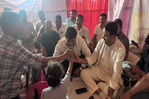 बालपुर में भूखहड़ताल खत्म, तहसीलदार ने दिया सड़क-स्कूल मरम्मत का आश्वासन