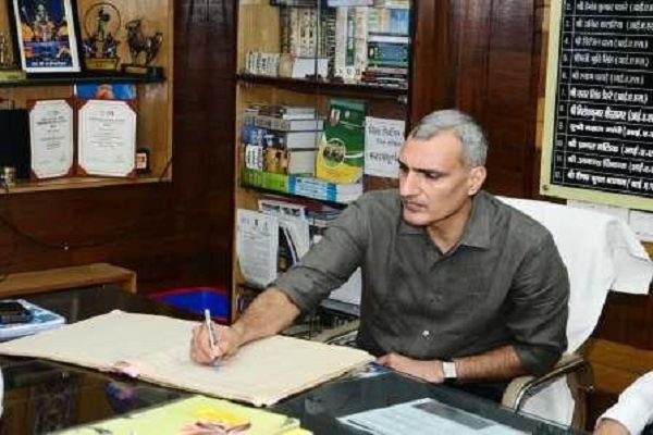 जिले के नवनियुक्त कलेक्टर रणबीर शर्मा ने किया पदभार ग्रहण