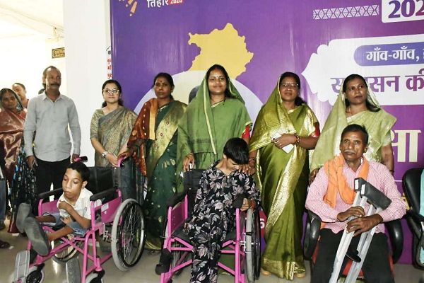 मंत्री श्रीमती राजवाड़े ने दिव्यांगजनों को वितरित किए व्हीलचेयर एवं सहायक उपकरण