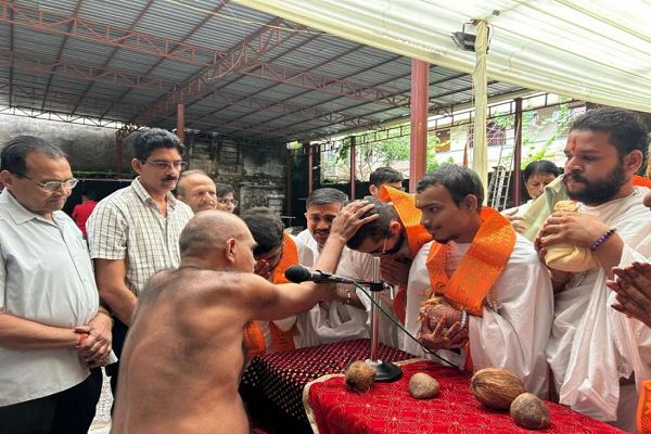 दिगम्बर जैन बड़ा मंदिर में शांतिधारा, स्वाध्याय व दीक्षार्थियों का भव्य बिंदोला