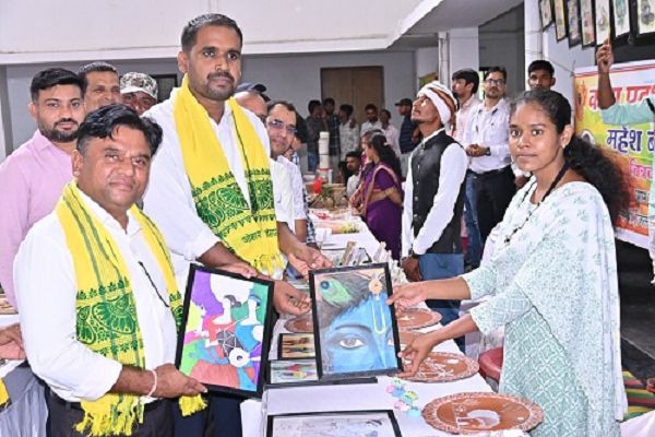 जनजातीय कारीगरों के हुनर को मिलेगा बाजार, ट्राइफेड से जुड़कर राष्ट्रीय स्तर पर पहचान बनाने का अवसर