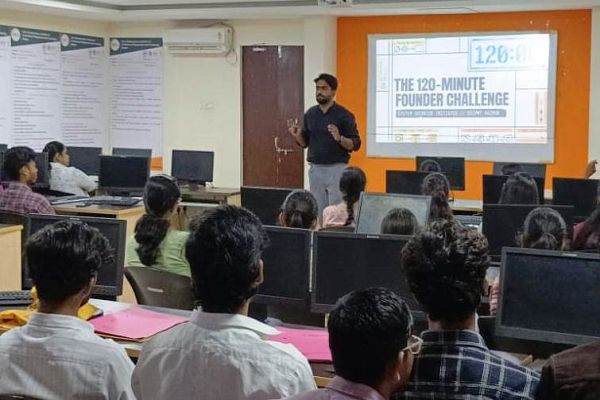 एसएसआईपीएमटी में &lsquo;स्पार्क टू प्रॉफिट&rsquo; वर्कशॉप : विद्यार्थियों ने सीखे स्टार्टअप और प्रॉफिट मेकिंग के मूलमंत्र