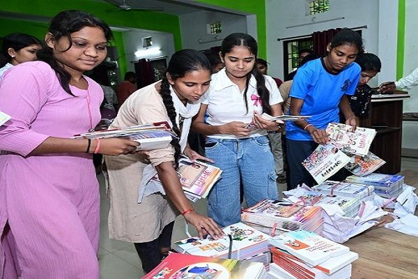 सारंगढ़ के तेजस कोचिंग, आईटीआई और कालेजों में किया गया जनसंपर्क विभाग की पत्रिकाओं का वितरण