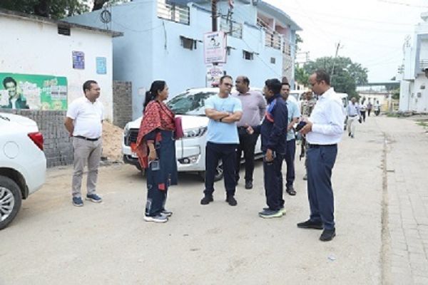 नवपदस्थ कलेक्टर ने नगरीय क्षेत्र में भ्रमण कर समस्याओं की ली जानकारी