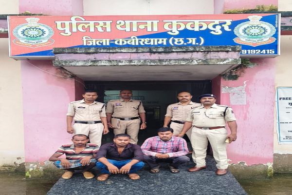  *पशु तस्करी के मामले में  तीन आरोपी गिरफ्तार*   -5 मवेशी सहित पिकअप वाहन जब्त--