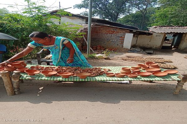 मिट्टी से गढ़ी आत्मनिर्भरता की कहानी, गृहणी से लखपति दीदी बनने तक सावित्री का सफर