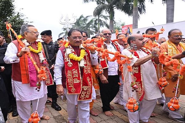मुख्यमंत्री साय ने रुद्राभिषेक कर प्रदेशवासियों के सुख-समृद्धि और खुशहाली की कामना की
