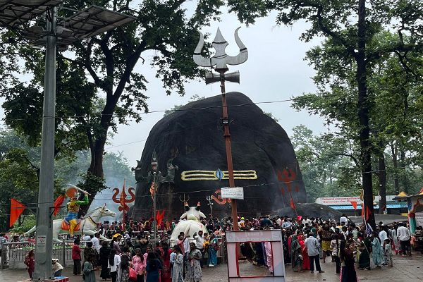  सावन के अंतिम सोमवार से पहले भूतेश्वरनाथ धाम में उमड़ा आस्था का जनसैलाब, ऐतिहासिक भीड़ ने रचा भक्ति का अद्भुत नजारा