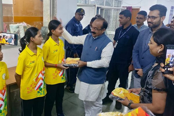 खेलों इंडिया तीरंदाजी सेंटर के खिलाड़ियों को उप मुख्यमंत्री एवं खेल मंत्री श्री अरुण साव ने कीट वितरण कर बधाई दी