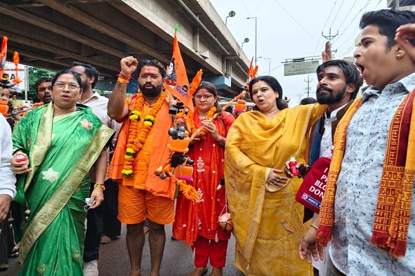 कांवड़ यात्रियों की सेवा के लिए रेड ड्रॉप और हाईटेक हॉस्पिटल ने लगाया स्वास्थ्य शिविर