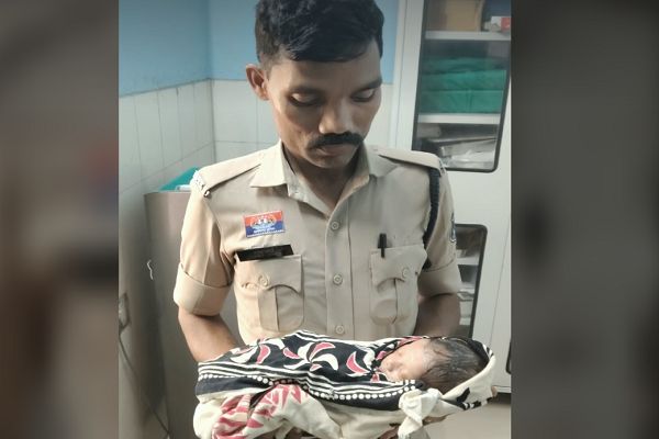 मंदिर के पास मिला नवजात, डायल-112 बनी सहारा: समय पर पहुंचाया अस्पताल