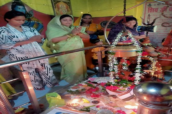  सरस्वती शिशु मंदिर के स्कूली बच्चों ने निकाली कांवड़ यात्रा, प्राचीन शिव मंदिर में किया जलाभिषेक