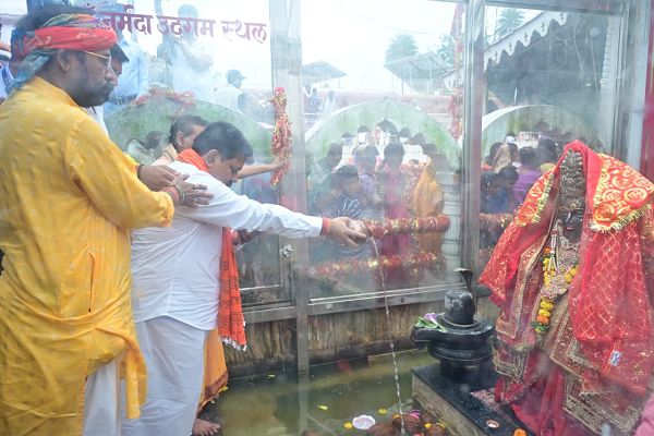 उप मुख्यमंत्री विजय शर्मा ने अमरकंटक में किए मां नर्मदा के दर्शन