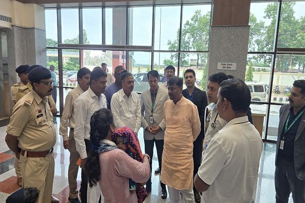 घायल जवानों से मिले वन मंत्री श्री केदार कश्यप, बेहतर उपचार के दिए निर्देश