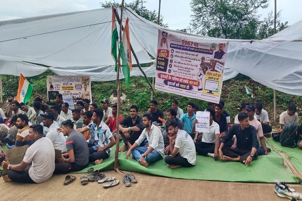 बारिश में भी नहीं टूटा हौसला, 1967 रिक्त पदों पर नियुक्ति की आस में तीन दिन से डटे युवा