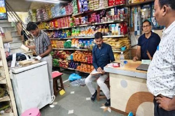 मिलावटखोरों पर प्रशासन का शिकंजा, मिठाई-पनीर-दही और बेकरी उत्पादों के नमूने जांच के लिए भेजे