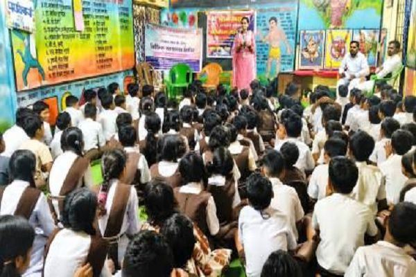 बाल अधिकारों की सुरक्षा और साइबर अपराध से बचाव को लेकर धनोरा में विधिक जागरूकता शिविर