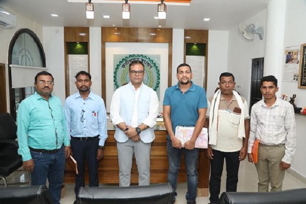 रावघाट माइन्स प्रभावित ग्रामों के ग्रामीणों ने कलेक्टर से भेंट कर रखीं समस्याएं