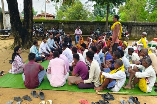 ग्रामीणो के साथ जमीन में बैठकर जिला पंचायत सीईओ ने सुनी मन की बात