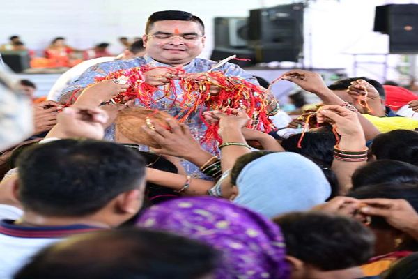 11 हजार बहनों ने रिकेश को बांधा रक्षा सूत्र, लोकांगन में उमड़ा स्नेह का सैलाब