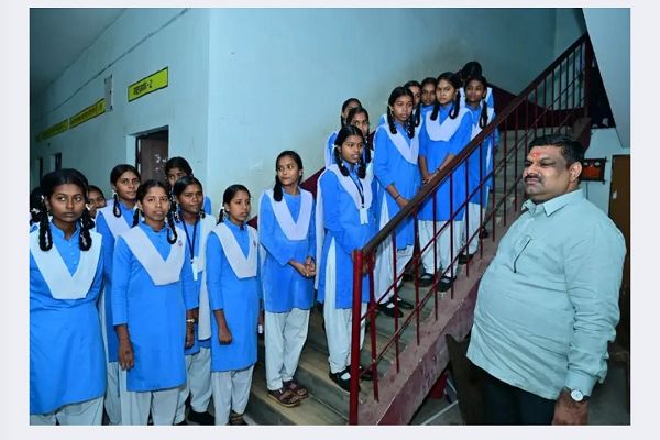 तर्रीघाट हाई स्कूल पहुँचे शिक्षा मंत्री यादव, विद्यार्थियों को पढ़ाई के लिए किया प्रेरित