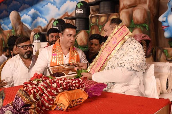 शिवमहापुराण सुनने पहुंचे इंद्रजीत सिंह &lsquo;छोटू&rsquo;