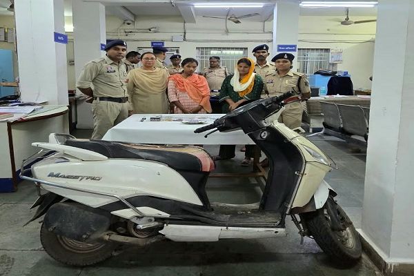 त्योहारी भीड़ में &lsquo;गले&rsquo; पर नजर, दो महिला चोर गिरफ्तार