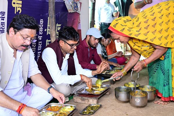 अपनों के बीच जमीन पर बैठकर देसी स्वाद का आनंद, वित्त मंत्री श्री ओपी चौधरी ने कहा&mdash;यही हमारी संस्कृति की असली पहचान