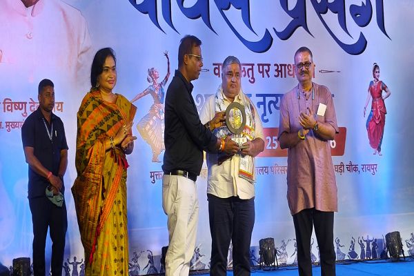 सुर, लय और नृत्य की मनमोहक प्रस्तुतियों के बीच &lsquo;पावस प्रसंग&rsquo; का भव्य समापन, मुक्ताकाशी मंच पर उमड़ा दर्शकों का सैलाब