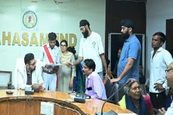 कलेक्टर लंगेह की जनसुनवाई : नागरिकों की शिकायतें सुन अधिकारियों को दिए त्वरित समाधान के निर्देश