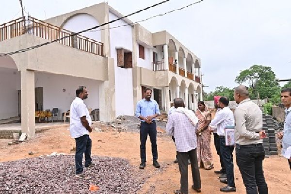 कलेक्टर ने जनमन योजना अंतर्गत बनाए जा रहे आवासीय हॉस्टल का किया निरीक्षण