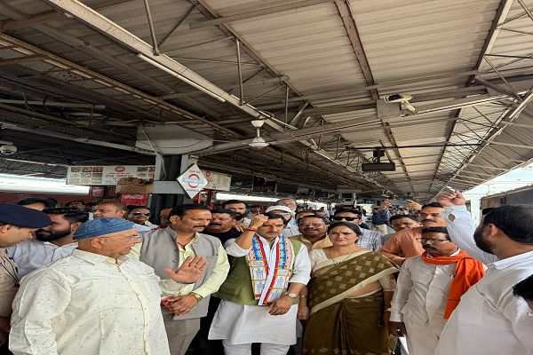  केंद्रीय राज्य मंत्री तोखन साहू ने बिलासपुर-यलहंका साप्ताहिक नियमित रेल सेवा को दिखाई हरी झंडी   बिलासपुर से बेंगलुरु की रेल कनेक्टिविटी को मिली नई मजबूती, यात्रियों को होगा लाभ