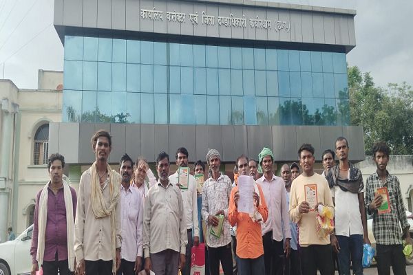  फिंगरप्रिंट लिया, फिर भी राशन नहीं दिया! *--गरीबों के राशन में डांका-- सेमरकोना के 40 हितग्राहियों ने उठाए गंभीर सवाल कलेक्टर से जांच और कार्रवाई की मांग