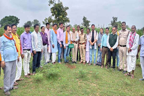  केक-कटिंग से अलग अंदाज में मनाया जन्मदिन, डॉ. मनीष सिन्हा ने 100 पौधे लगाकर दिया हरियाली का संदेश