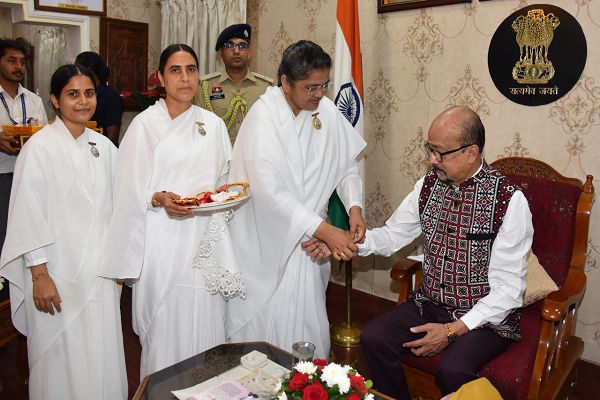  राज्यपाल श्री रमेन डेका को रक्षाबंधन के अवसर पर ब्रह्मकुमारी बहनों, एसओएस चिल्ड्रेन्स विलेजेस इंडिया, स्काउट एवं गाइड से जुड़े विद्यार्थियों ने बांधी राखी