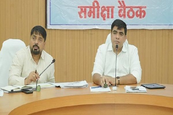 नगरीय निकायों की योजनाओं और निर्माण कार्यों की कलेक्टर ने की समीक्षा