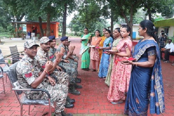जिनसे कभी संघर्ष था, उन्हीं की कलाई पर बांधी राखी