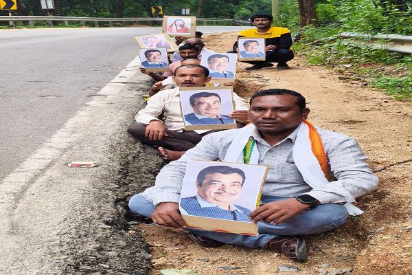 नेशनल हाईवे सड़क किनारे गड्ढे में बैठकर कांग्रेस नेताओं ने किया अनोखा प्रदर्शन देखने लगी भीड़