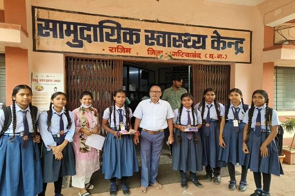 सैनिकों को भेजीं एक हजार छत्तीसगढ़ी पारंपरिक राखियां, पुलिस व स्वास्थ्यकर्मियों को बांधा रक्षासूत्र